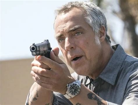 what does harry bosch wear